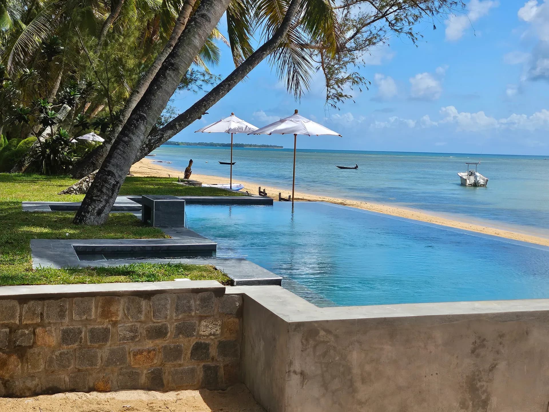 Piscine à débordement construite par BatiPanorama à Sainte-Marie